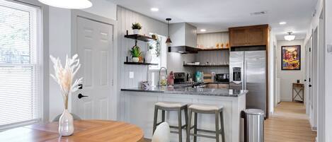 Een koelkast, een microgolfoven, een oven, een kookplaat