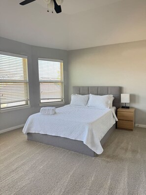 4 makuuhuonetta, työpöytä, silitysrauta/-lauta, Wi-Fi