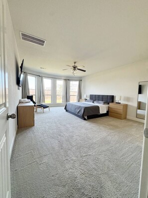 Desk, iron/ironing board, WiFi, bed sheets