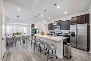 Mikroaaltouuni, uuni, liesi, astianpesukone