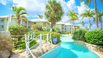 Kolam renang outdoor, dengan kursi berjemur