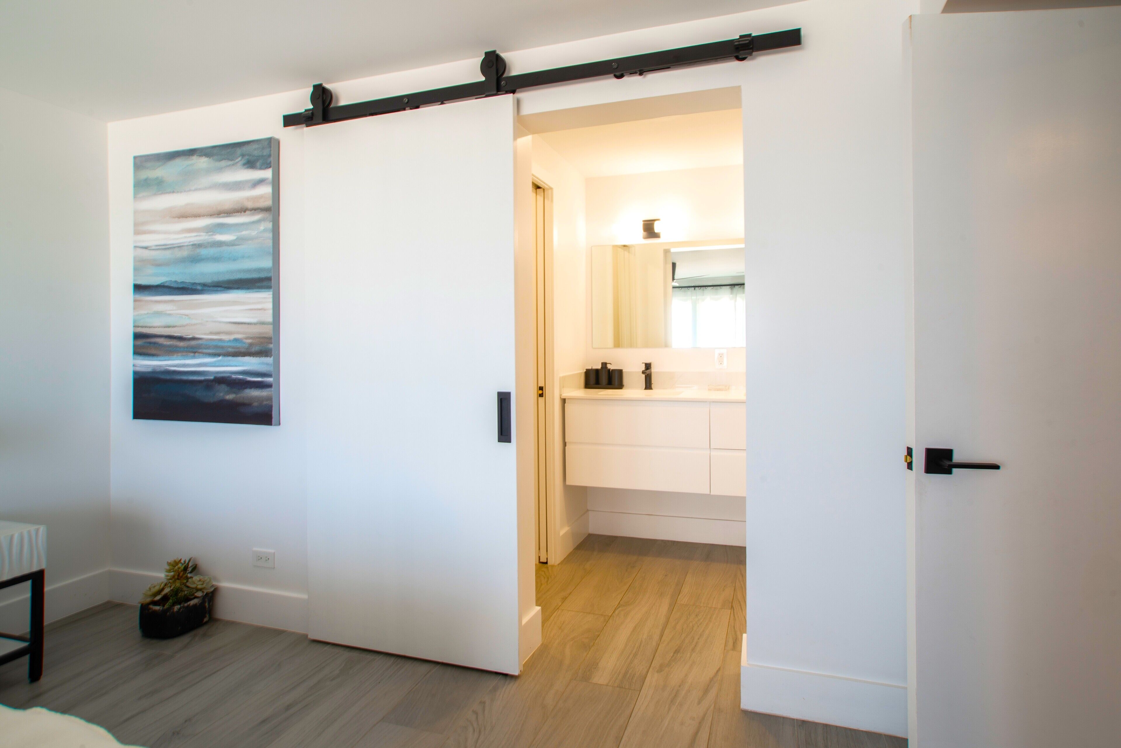 Un interior moderno con una puerta corredera que da al baño.