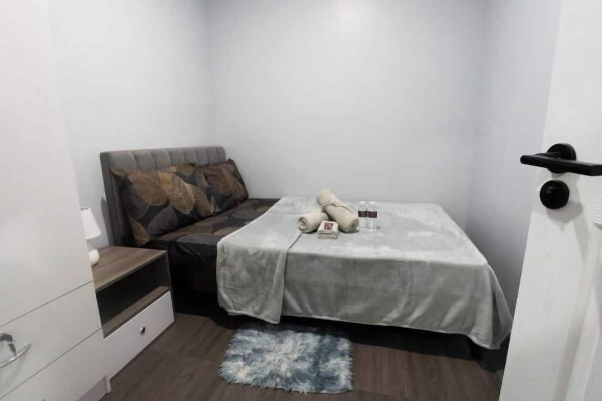 1 bedroom, desk, laptop workspace, soundproofing
