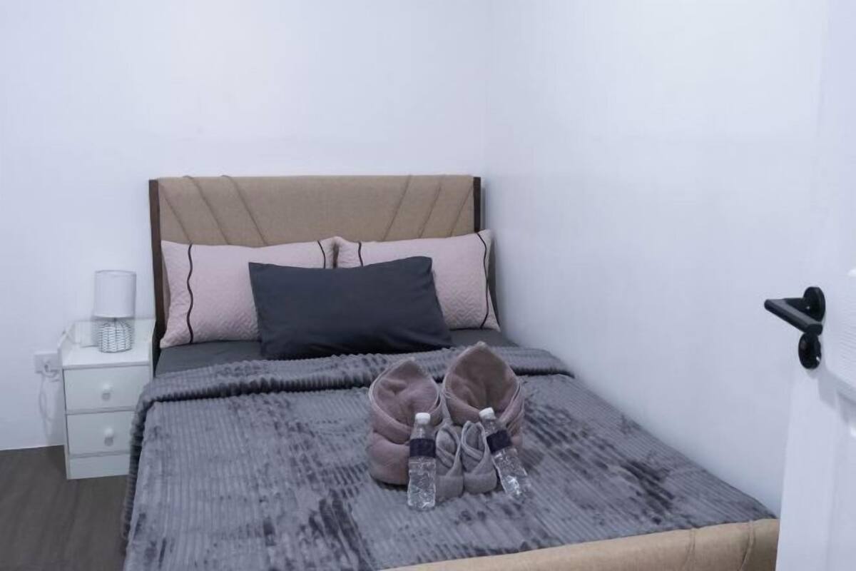 1 bedroom, desk, laptop workspace, soundproofing