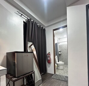 Douche, sèche-cheveux, bidet, serviettes fournies