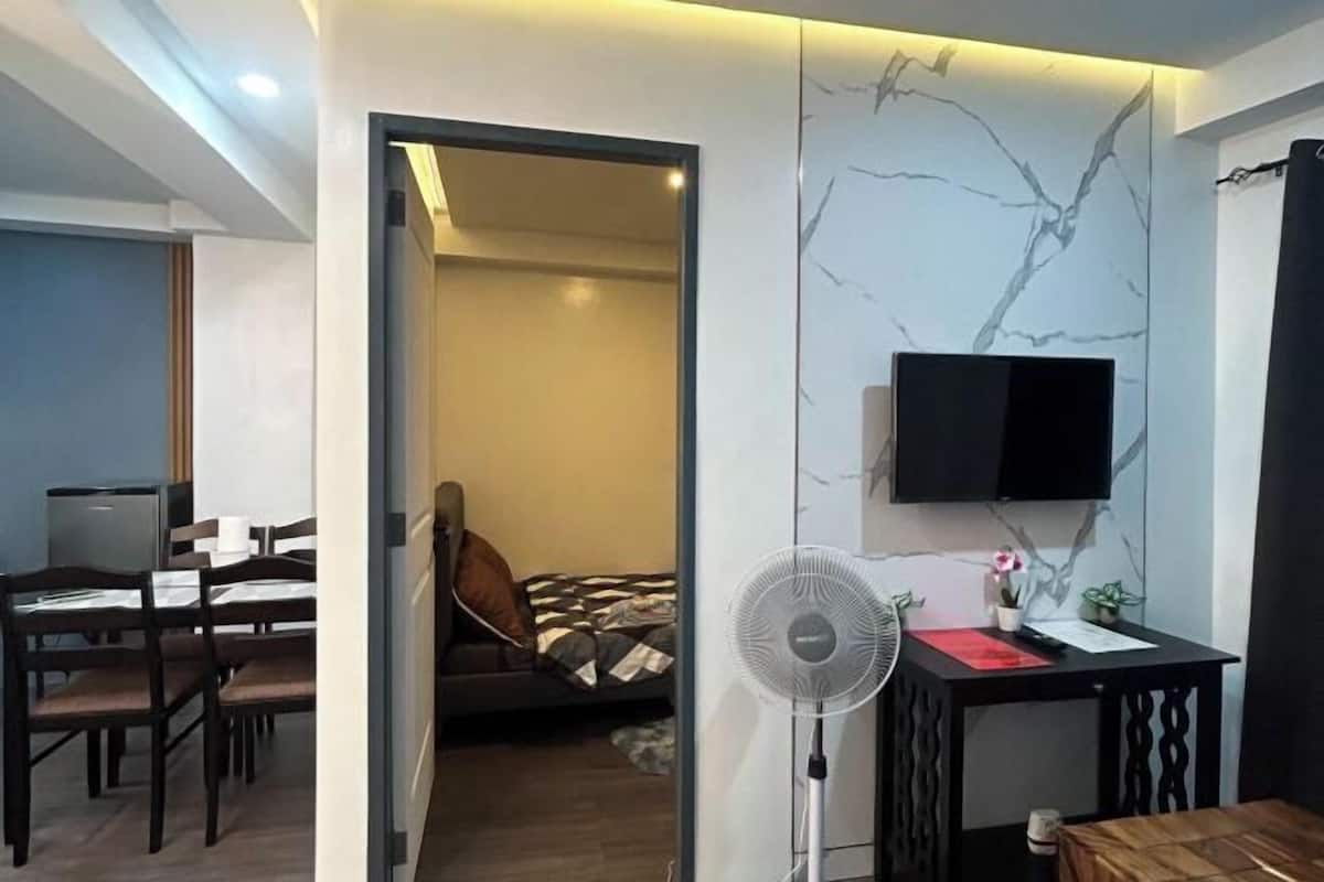 1 bedroom, desk, laptop workspace, soundproofing