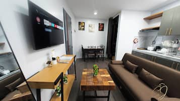Deluxe-Apartment, 1 Doppelbett und Schlafsofa, Haustiere gestattet, Stadtblick | Wohnbereich