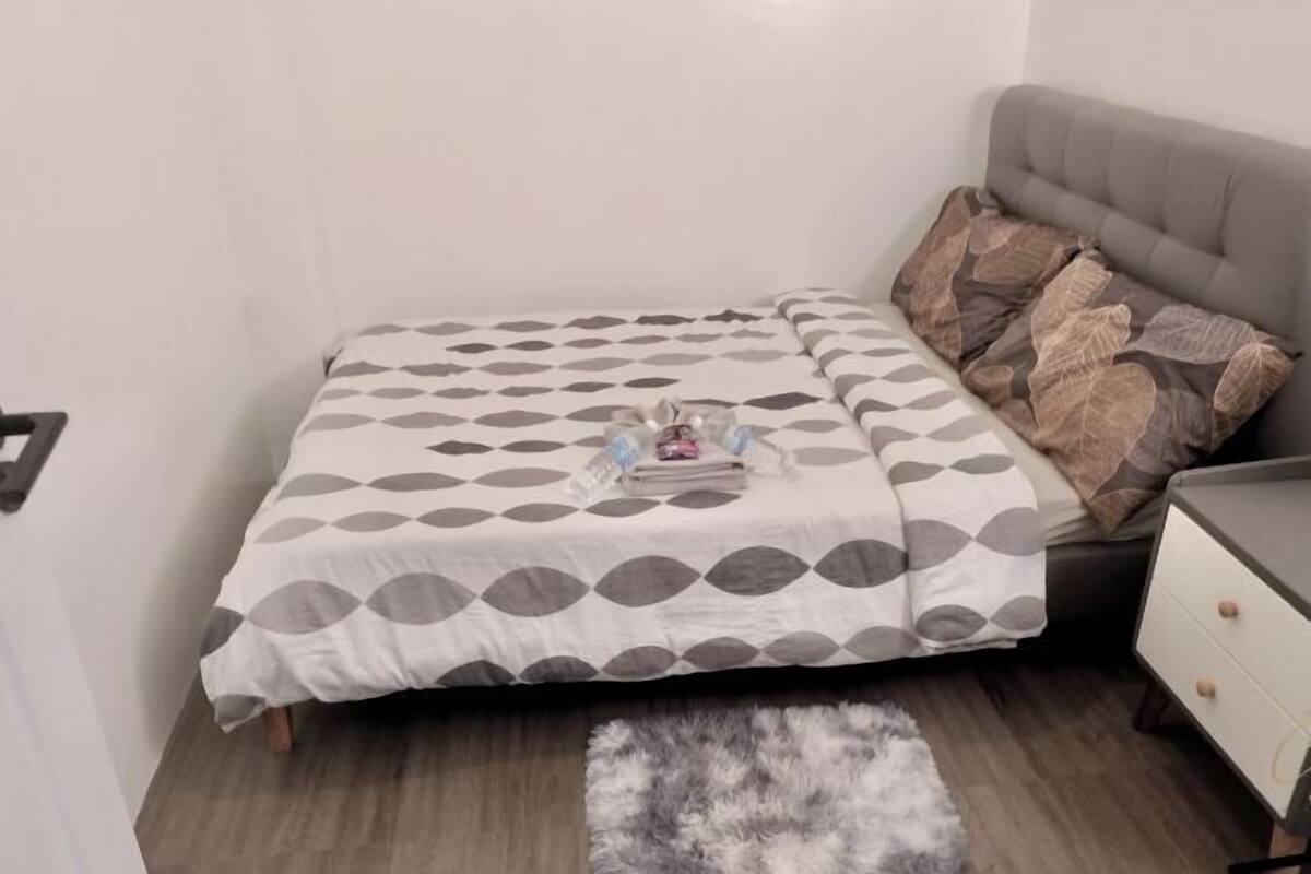 1 bedroom, desk, laptop workspace, soundproofing