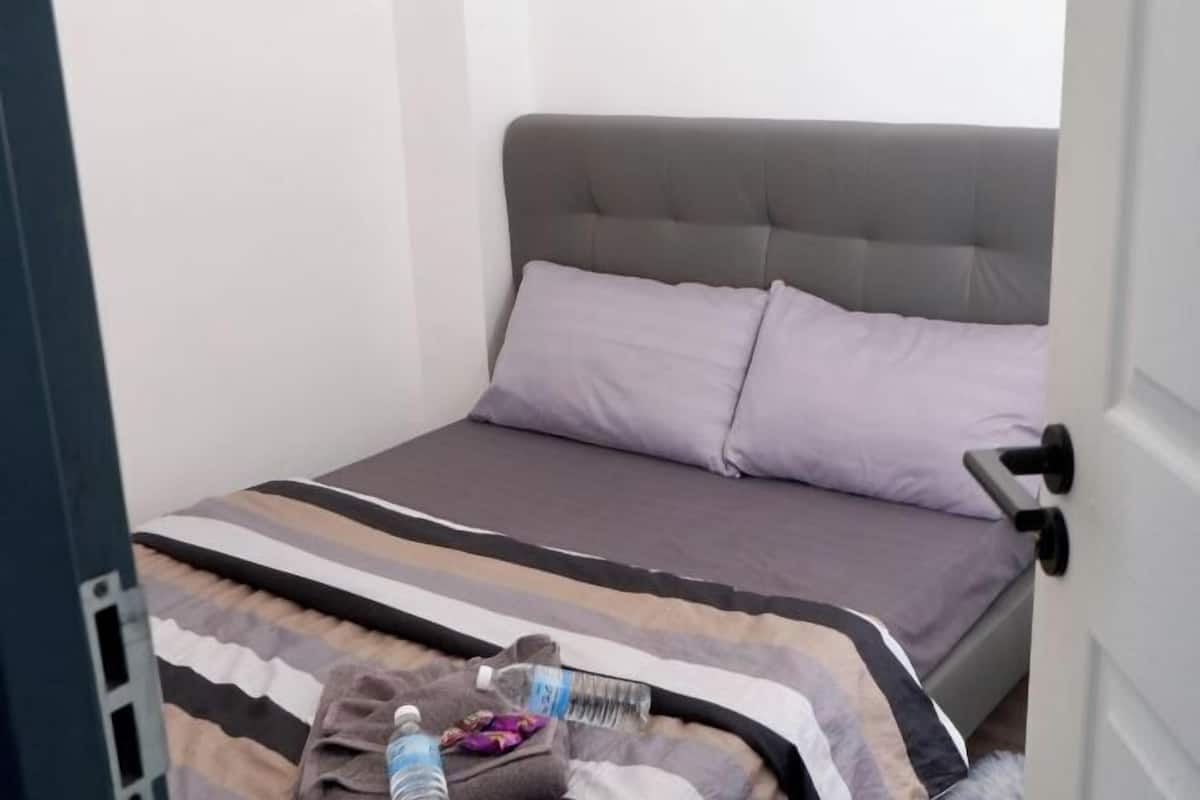 1 bedroom, desk, laptop workspace, soundproofing