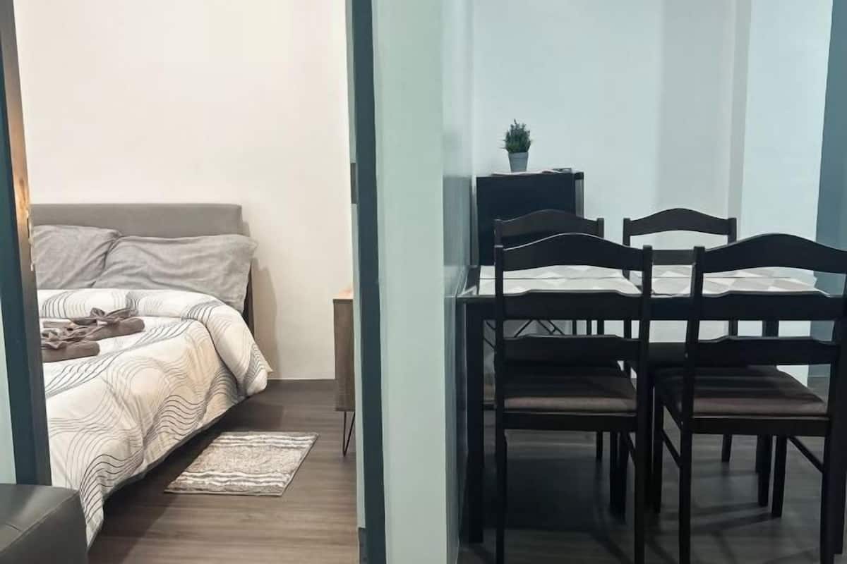 1 bedroom, desk, laptop workspace, soundproofing