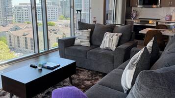 Smart-TV, Kamin, Bücher