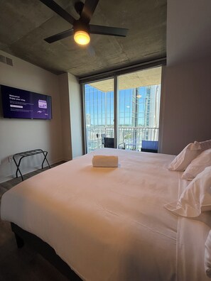 2 bedrooms, desk, iron/ironing board, WiFi - 2BR Chocolate Themed Condo! King Bed & Free Parking! Balcony w/ City View! (Atlanta)