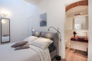 1 dormitori, planxa i posts de planxar, wifi i roba de llit
