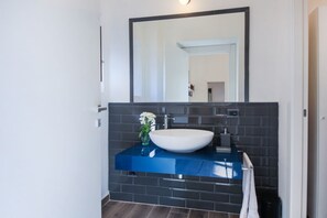 Douche, sèche-cheveux, bidet