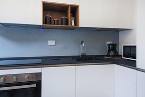 Kjøleskap, mikrobølgeovn, ovn og kokeplater