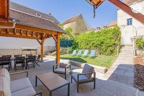 Outdoor dining - Gîte du Grand Chemin - MONTAGNY LES BUXY (MONTAGNY LES BUXY)