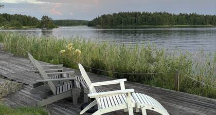 Das schwedische Seehaus mit Gästehaus, privatem Steg und Ruderboot