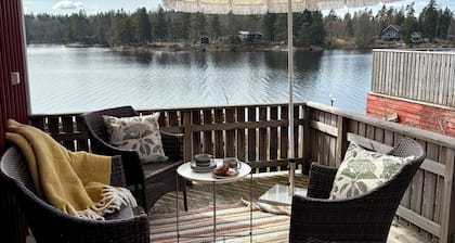 Das schwedische Seehaus mit Gästehaus, privatem Steg und Ruderboot