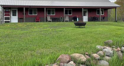 Charming cabin with AC and WiFi in tranquil Luck