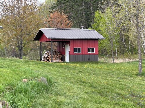 Charming cabin with AC and WiFi in tranquil Luck