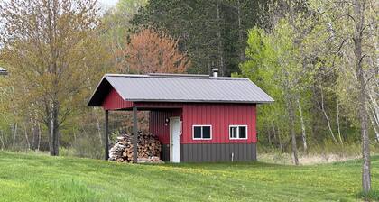Charming cabin with AC and WiFi in tranquil Luck