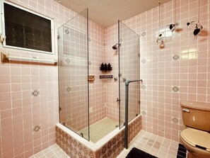Dusche, umweltfreundliche Kosmetikartikel, Haartrockner, HandtĂŒcher