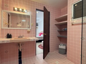 Een douche, milieuvriendelijke toiletartikelen, een haardroger