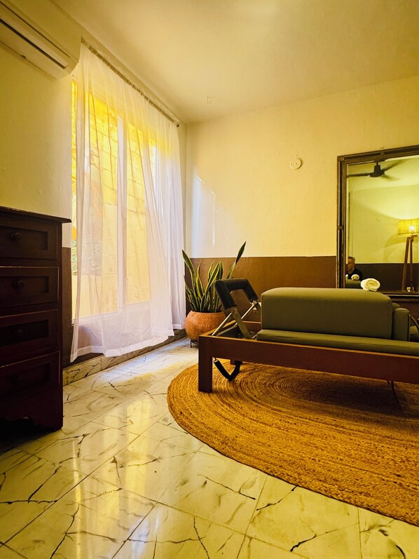 Interior - Tropical Mid-Century Modern B&B in Centro, La Habitacion Rosa (Mérida)