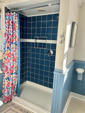 Dusche, Haartrockner, Handtücher, Toilettenpapier