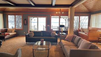 Una Smart TV, libros