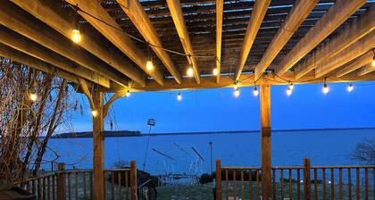 Cozy Lake House on Oneida with Waterfront Access