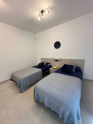 3 chambres, fer et planche à repasser, Wi-Fi, draps fournis