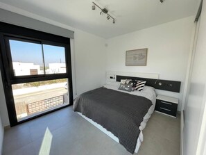 3 soverom, strykejern/-brett, wi-fi og sengetøy