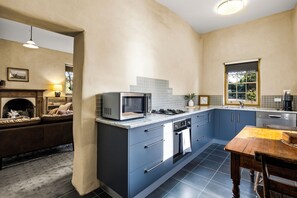 Frigorífico, microondas, horno y placa de cocina
