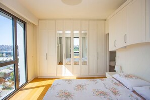 Comfort Condo, Kitchen, City View