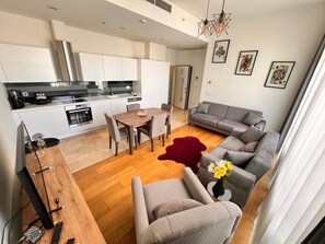 Condo Cao cấp, quang cảnh thành phố, tầng Executive | Khu phòng khách | TV LED 80-cm có truyền hình vệ tinh 