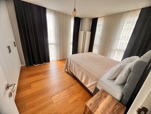 1 غرفة نوم وأغطية فراش متميزة وخزنة داخل الغرفة وبديكورات فريدة لكل غرفة