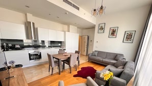 Un apartamento moderno con cocina, comedor y sala de estar.