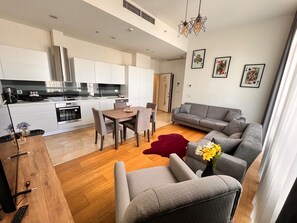 Luksusleilighet, byutsikt, executive-nivå | Oppholdsområde | En 80-centimeters LED-TV med Parabol-TV