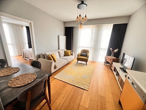 1 غرفة نوم وأغطية فراش متميزة وخزنة داخل الغرفة وبديكورات فريدة لكل غرفة