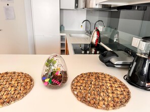 Familieleilighet, byutsikt | Spiseområde på rommet