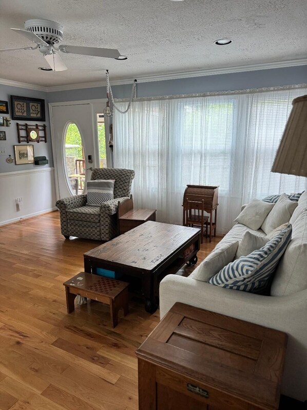 TV, DVD player, books, stereo