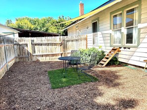 Outdoor dining - Charming Getaway - Cozy 2 Bed 1 Bath Near It All (Boise)