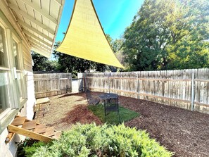 Outdoor dining - Charming Getaway - Cozy 2 Bed 1 Bath Near It All (Boise)