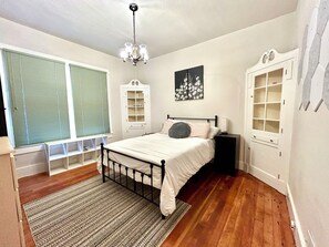 2 bedrooms, iron/ironing board, WiFi, bed sheets - Charming Getaway - Cozy 2 Bed 1 Bath Near It All (Boise)