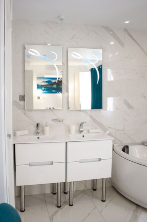 Căn hộ, 1 giường cỡ king và sofa giường, phòng tắm riêng | Phòng tắm | Đồ dùng nhà tắm miễn phí, máy sấy tóc, khăn tắm, xà phòng 