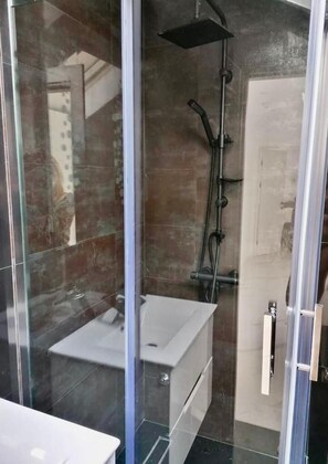 Suite, 1 kingsize-seng, privat bad | Bad | Toalettartikler (inkludert), hårføner, håndklær og såpe