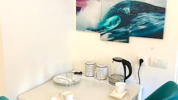 Apartment, 1 King Bed with Sofa bed, Private Bathroom | In-room dining
