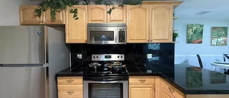 Refrigerador, microondas, horno y parrilla de estufa