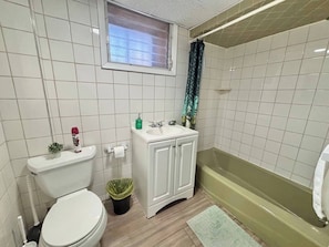 Hair dryer, towels, soap, shampoo - Spacious studio near NYC (North Bergen)